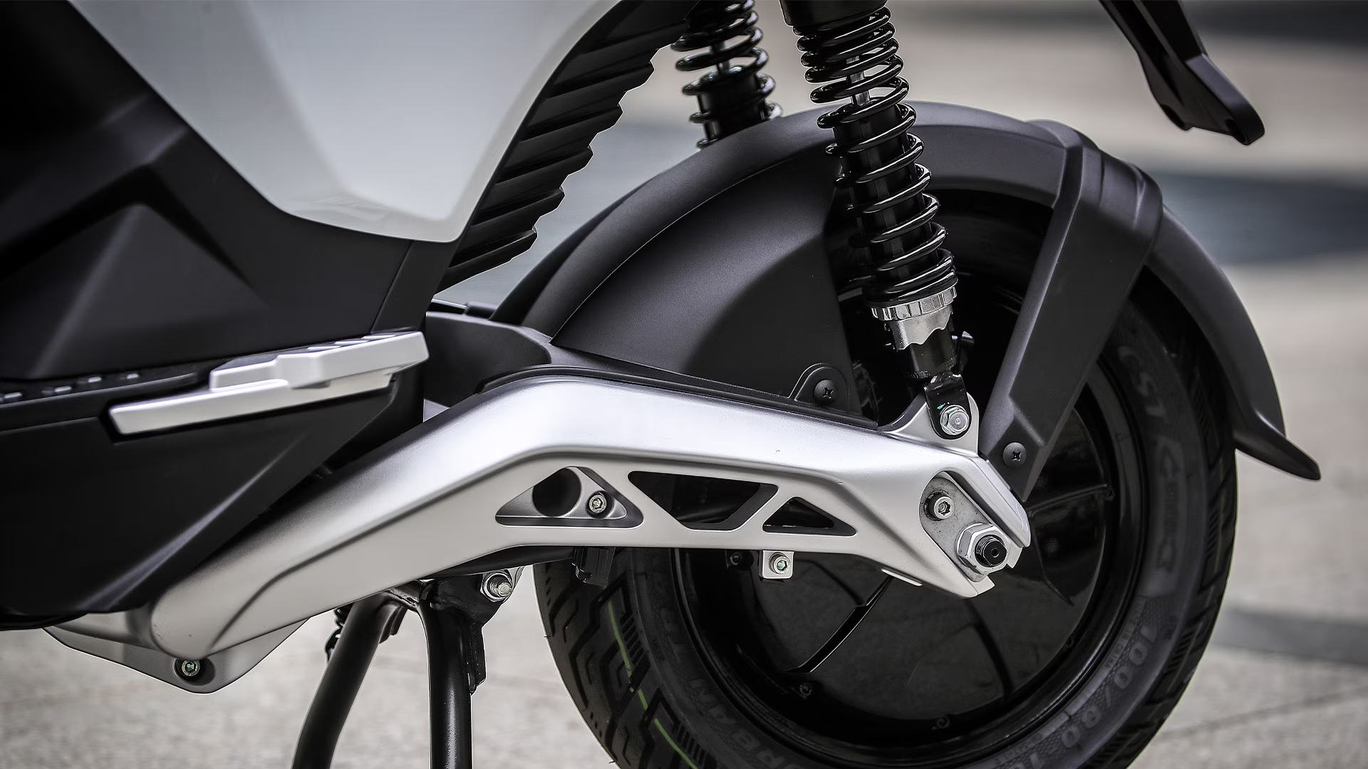 Piaggio 1 garé sur une place urbaine, prêt pour une utilisation quotidienne