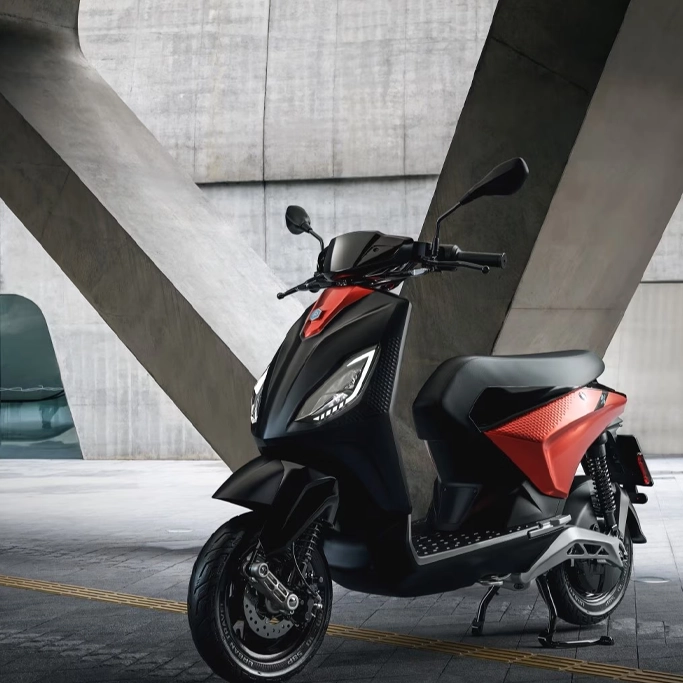 Vue de face du Piaggio 1, éclairage LED et design urbain