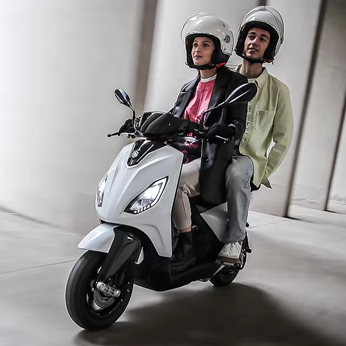 Tableau de bord digital du Piaggio 1, affichage clair et moderne