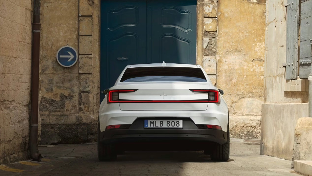 Vue avant de la Polestar 2 sur fond sombre