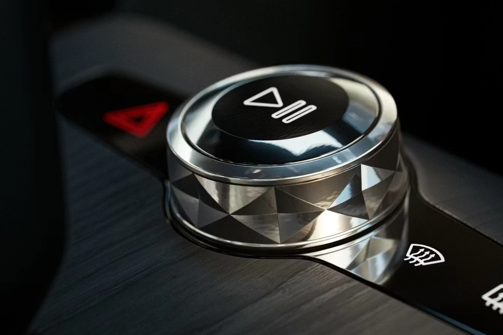 Vue latérale de la Polestar 2 en mouvement