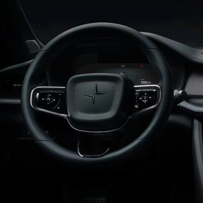 Profil élégant de la Polestar 2 sur route