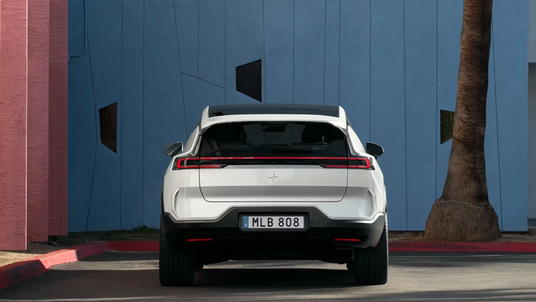 Vue latérale du Polestar 3 électrique sur fond sombre, mettant en avant son design scandinave moderne.