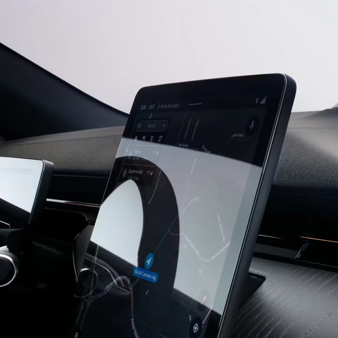Écran tactile du Polestar 3 affichant les fonctionnalités connectées et la navigation GPS.