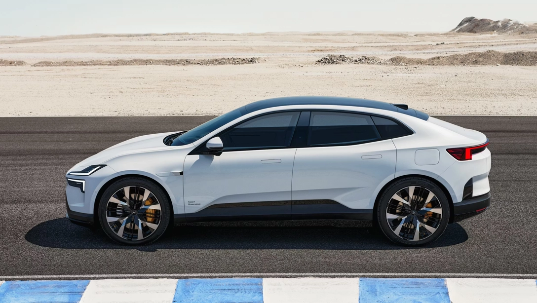 Vue latérale du Polestar 4 électrique sur fond sombre
