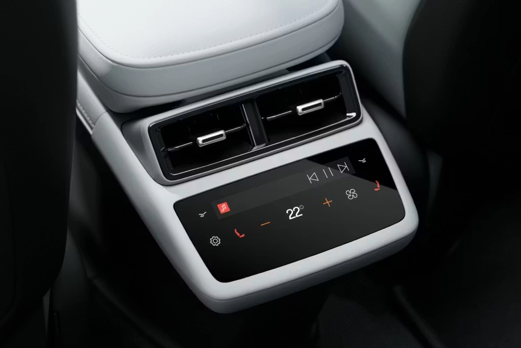 Intérieur du Polestar 4 avec tableau de bord digital