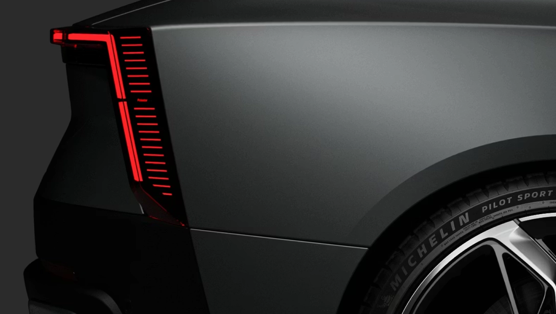 Vue avant de la Polestar 5 sur fond noir