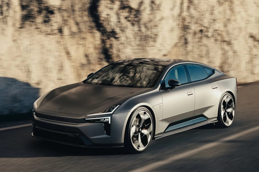 Profil latéral de la Polestar 5 en extérieur