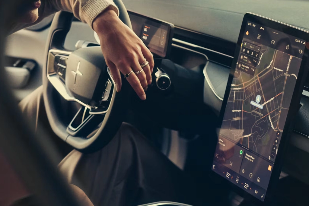 Intérieur cockpit de la Polestar 5 avec écran central