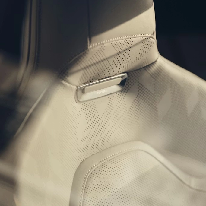 Face avant de la Polestar 5 avec signature lumineuse