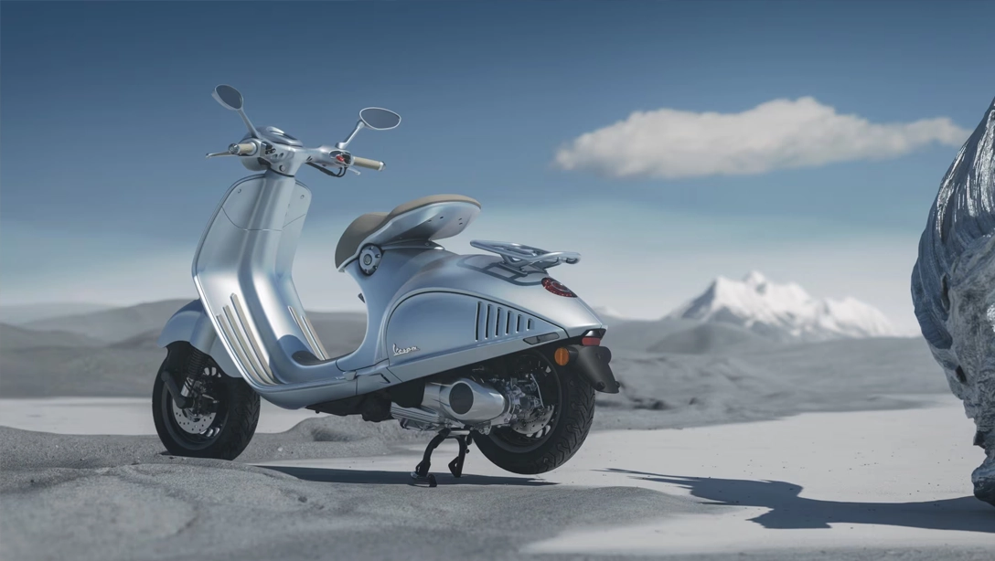 Vue latérale de la Vespa 946 Snake édition limitée sur fond noir