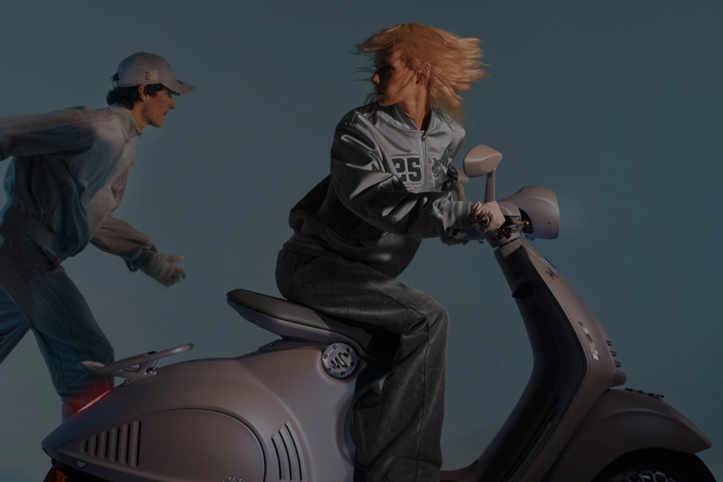 Vue de face de la Vespa 946 Snake mettant en avant le phare et le guidon