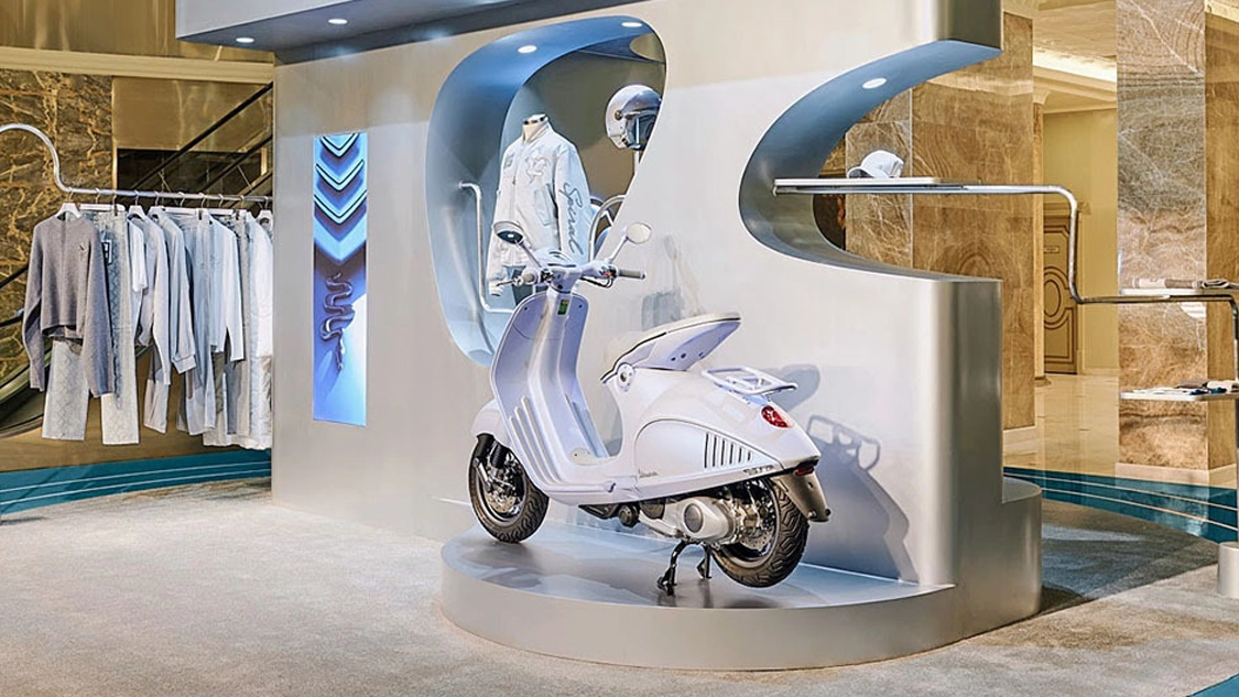 Selle en cuir surpiqué de la Vespa 946 Snake édition limitée