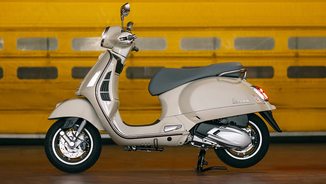 Vue latérale élégante de la Vespa GTS sur fond noir