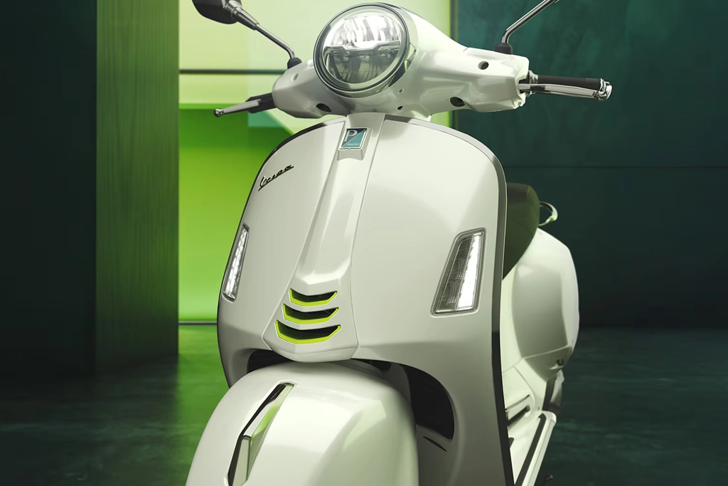 Vespa GTS vue de face, phare allumé