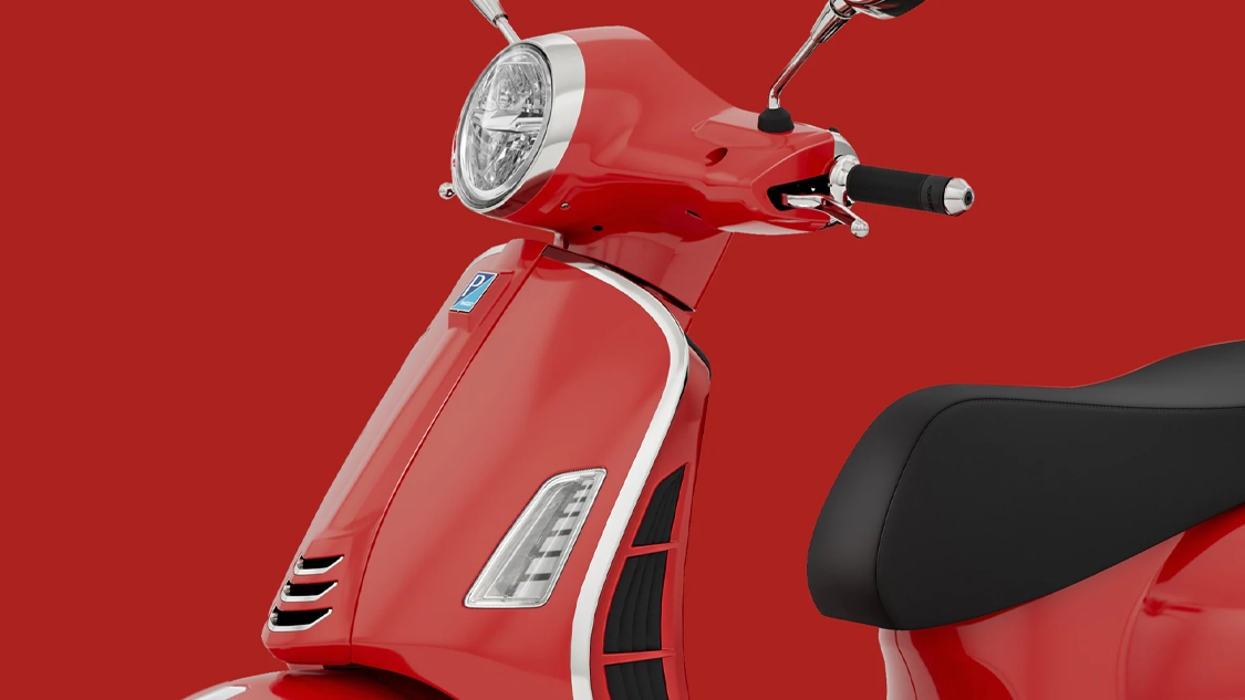 Vespa GTS stationnée en ville