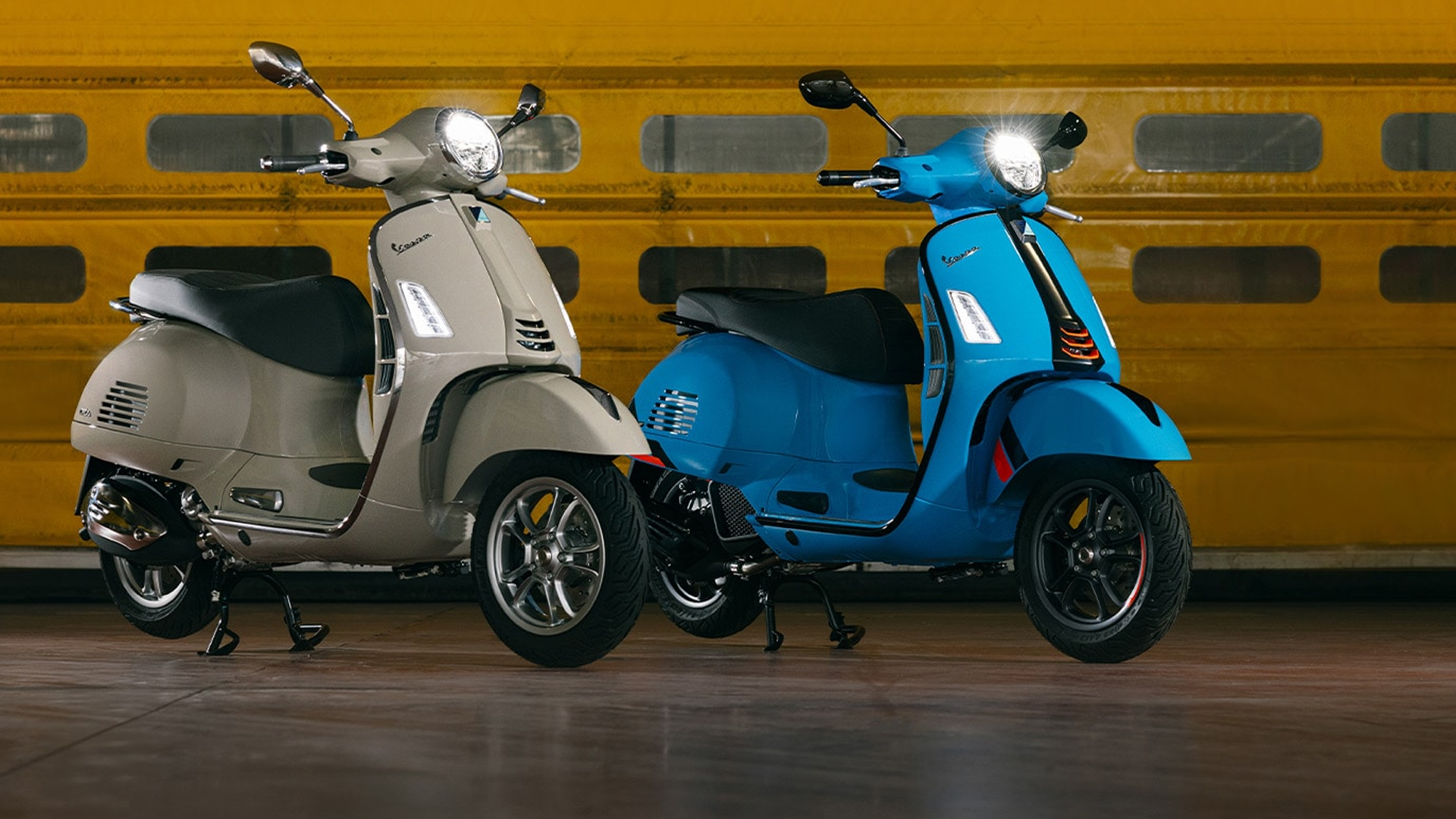 Vespa GTS en mouvement sur une avenue urbaine