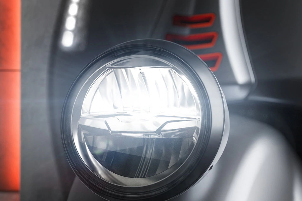 Vue de face de la Vespa GTV mettant en avant le phare sur le garde-boue.