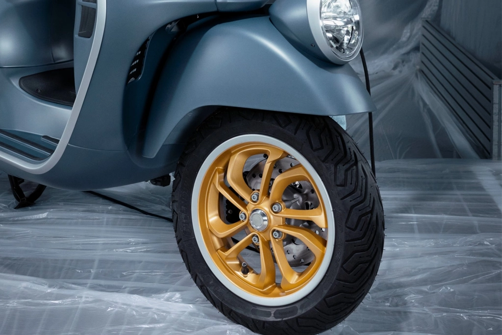 Détail du tableau de bord digital de la Vespa GTV.