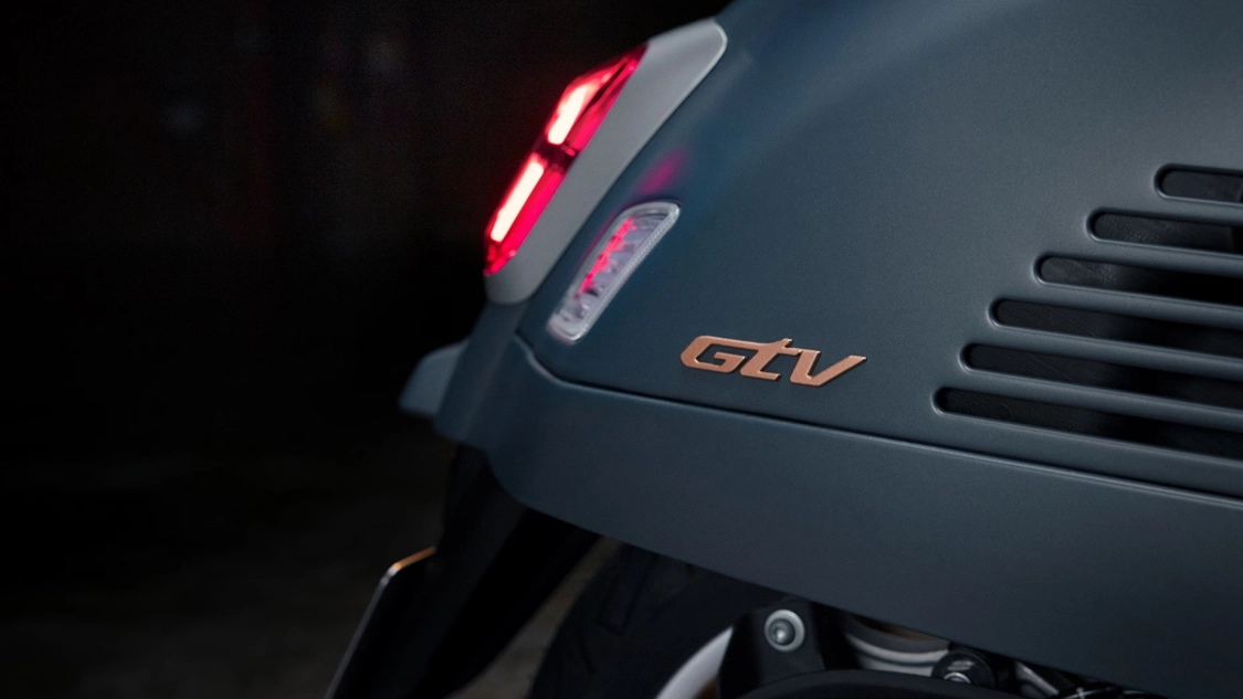 Selle biplace élégante de la Vespa GTV avec surpiqûres contrastées.