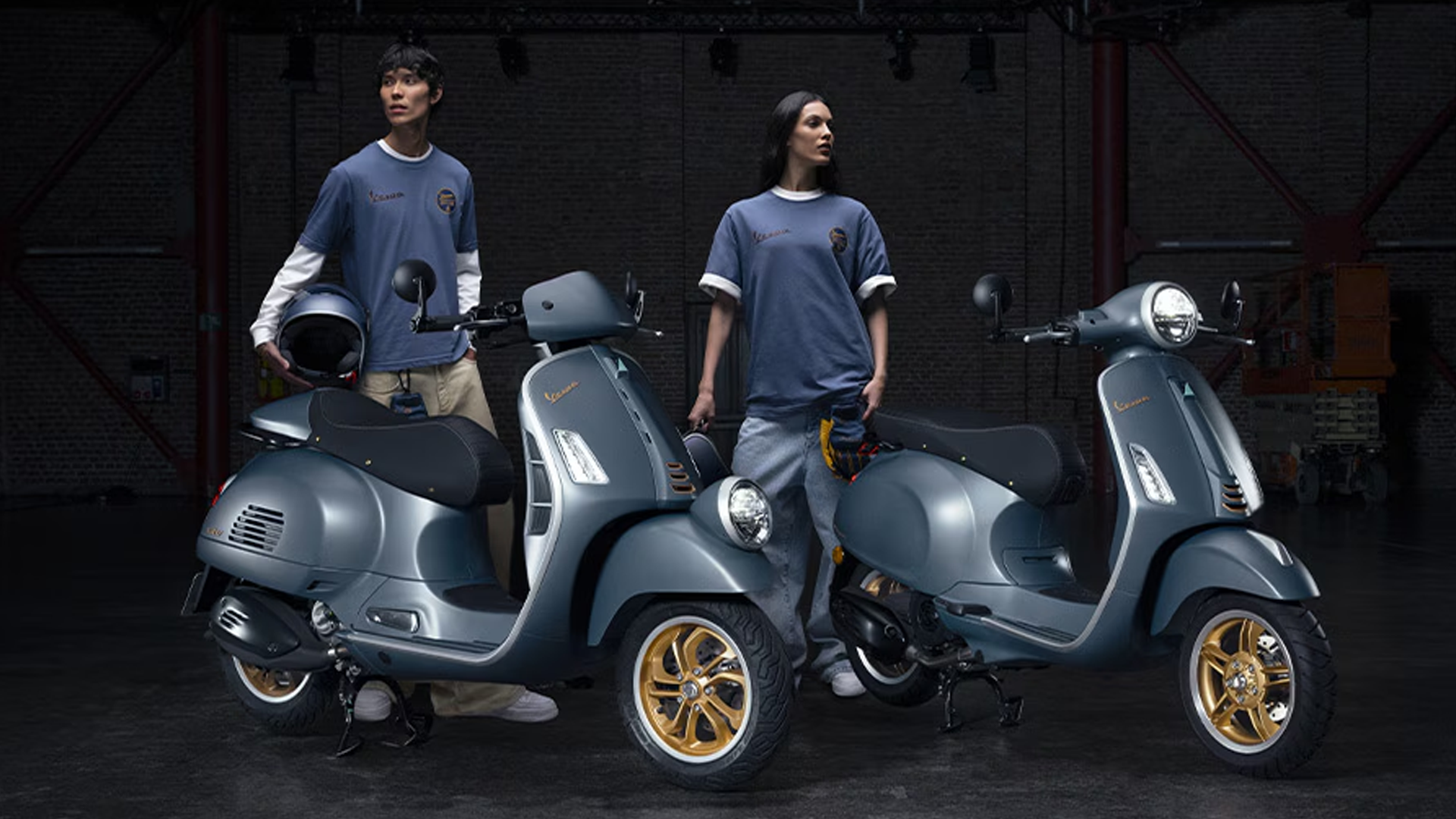 Vespa GTV roulant en ville, illustrant sa maniabilité.