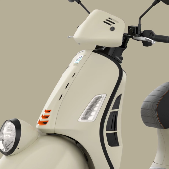 Phare avant de la Vespa GTV avec détails chromés.