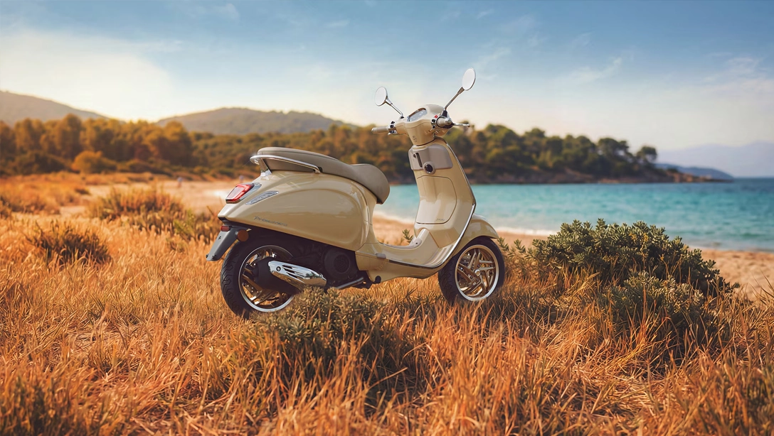 Vespa Primavera vue de profil sur fond noir, mettant en valeur son design italien emblématique.