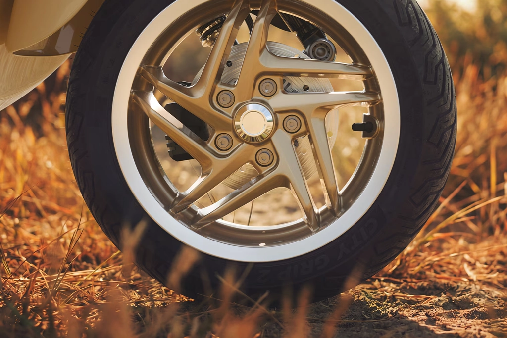 Vue rapprochée du guidon et du tableau de bord de la Vespa Primavera.