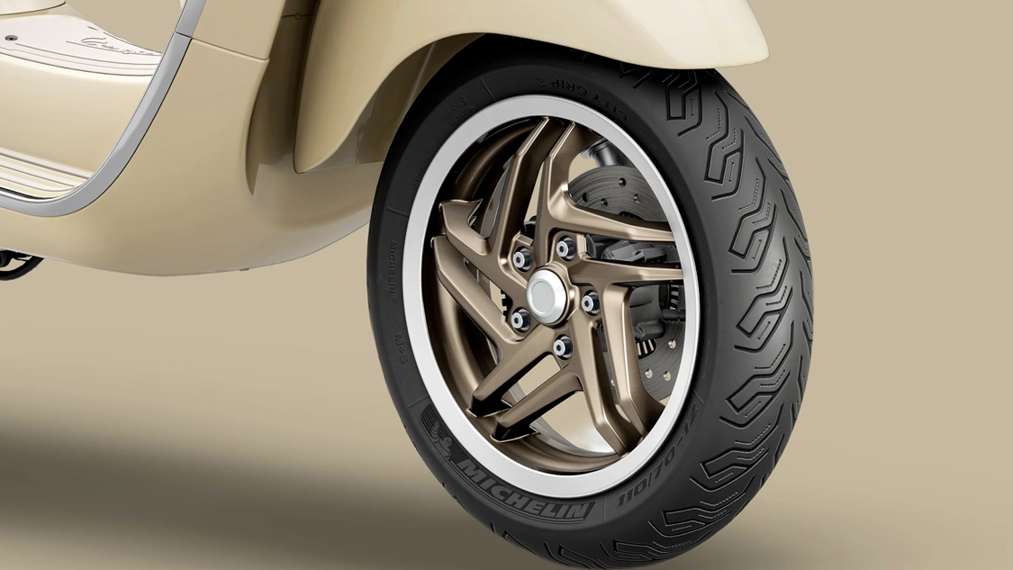 Vespa Primavera en mouvement dans une rue animée.