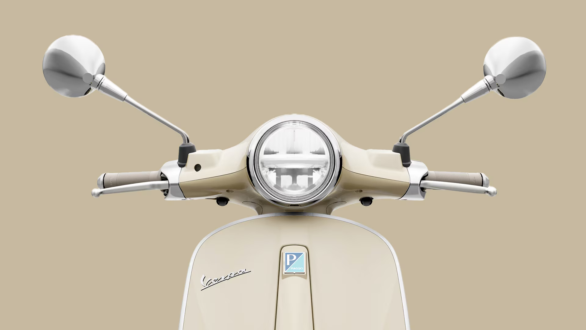 Vespa Primavera garée sur une place urbaine, illustrant son élégance et sa compacité.