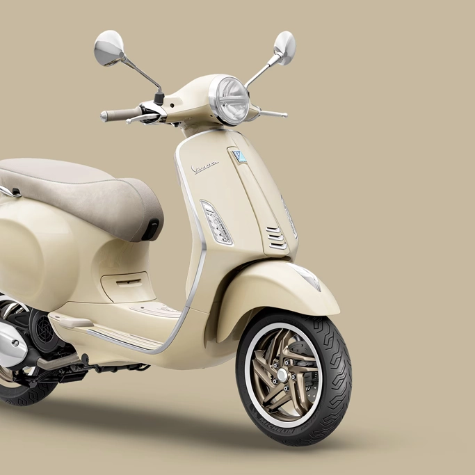 Vespa Primavera vue de trois-quarts avant, mettant en avant son design élégant.