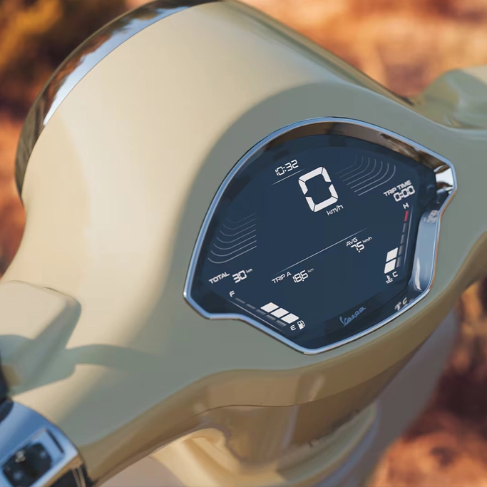 Tableau de bord numérique de la Vespa Primavera, affichant les informations de conduite.