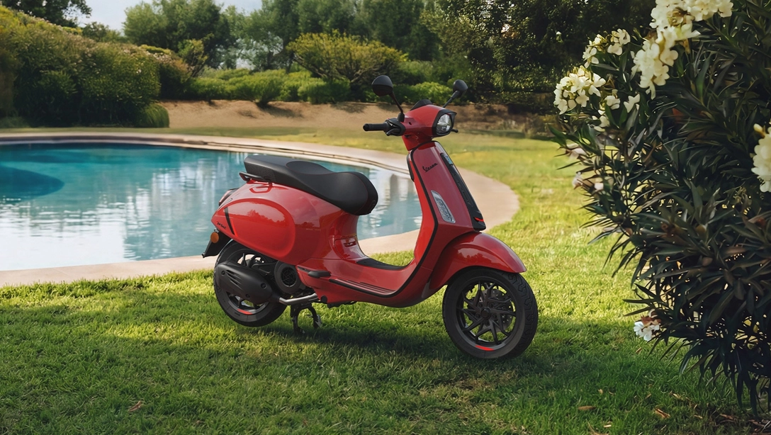 Vue latérale de la Vespa Sprint S noire sur fond urbain