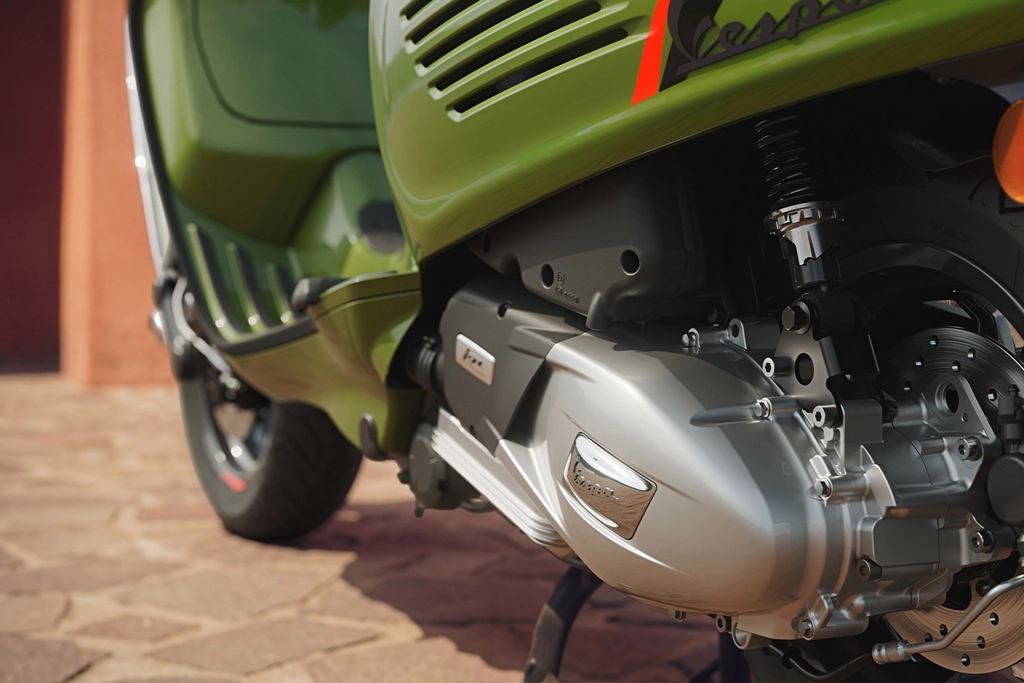 Vespa Sprint S vue de face avec phare LED