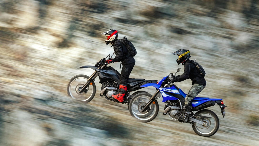 Vue latérale de la Yamaha WR125R sur un chemin tout-terrain