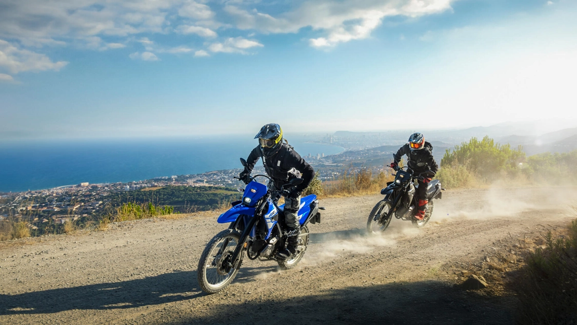 Vue arrière Yamaha WR125R sur sentier forestier