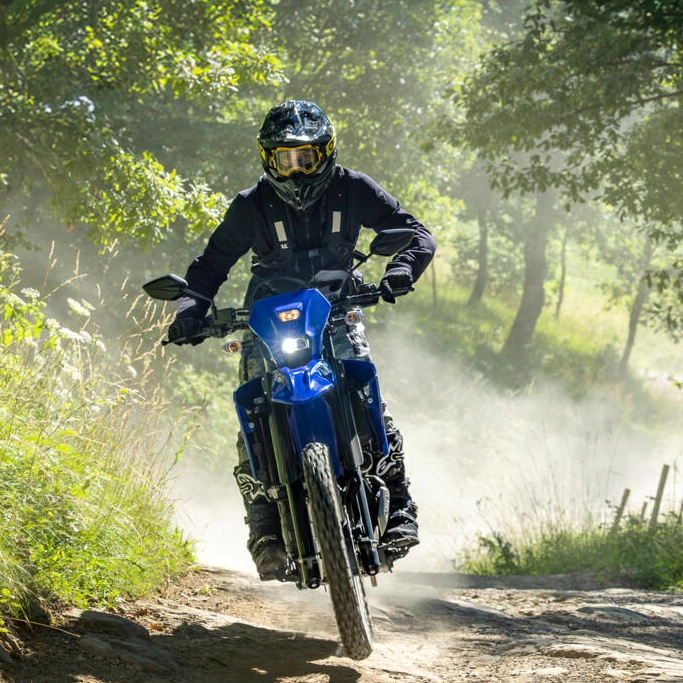 Vue de face de la Yamaha WR125R sur route