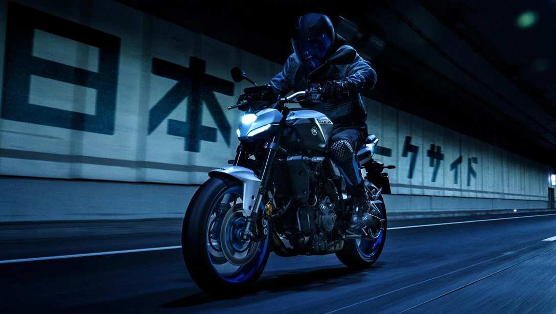 Vue latérale dynamique de la Yamaha 2025 MT-07 sur route