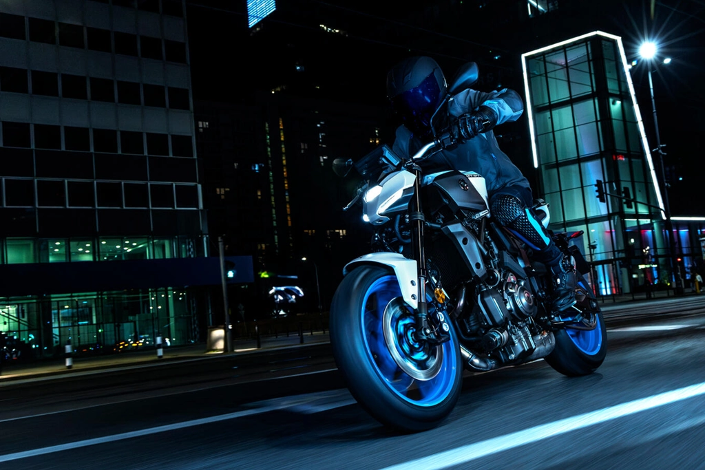 Vue avant de la Yamaha 2025 MT-07 avec phare LED