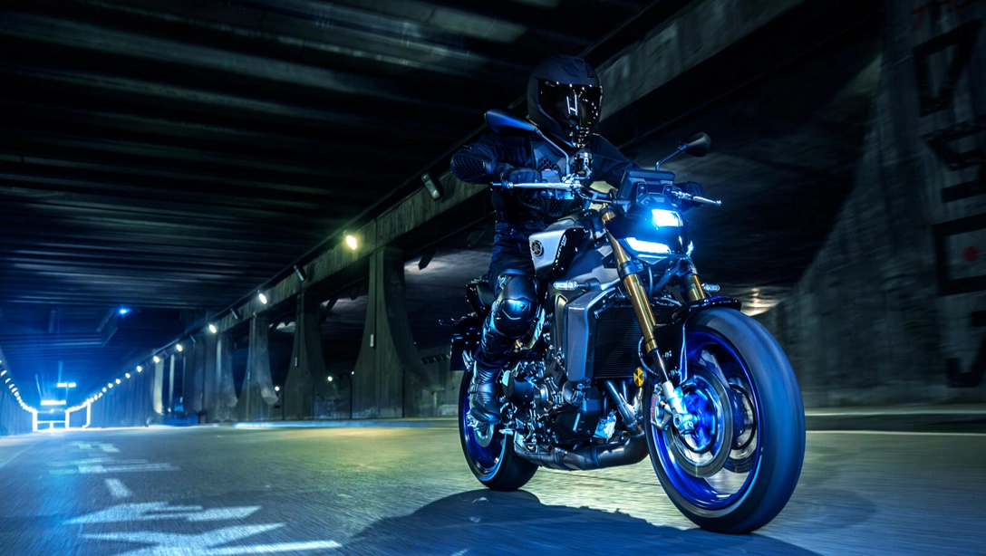 Vue latérale dynamique de la Yamaha 2024 MT-09 SP sur route