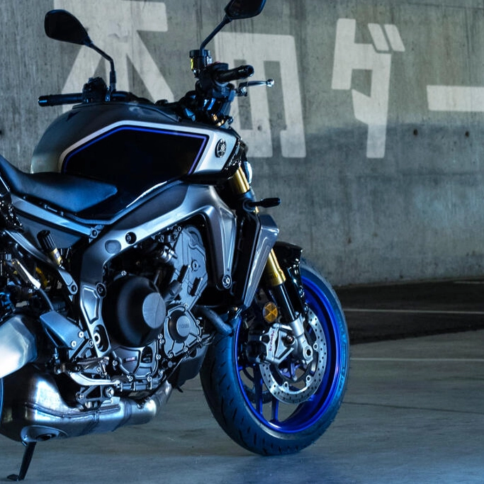 Vue de profil Yamaha 2024 MT-09 SP 35kW sur fond urbain