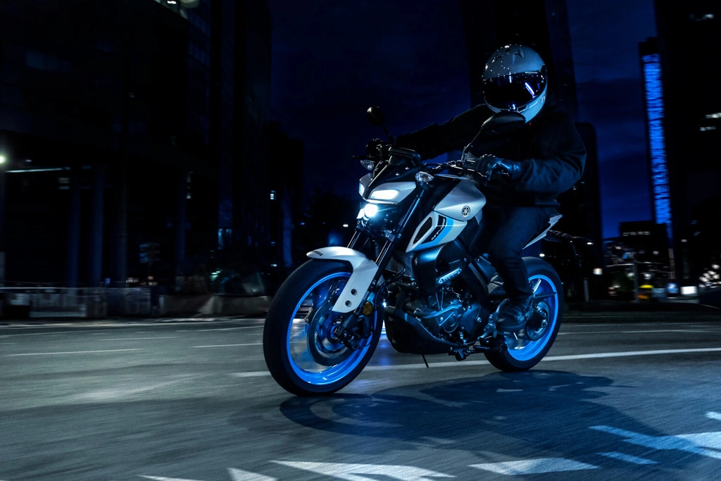 Yamaha MT-125 vue de face, phare LED allumé