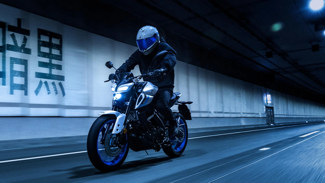 Vue arrière de la Yamaha MT-125 en mouvement sur route