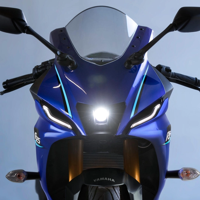 Vue rapprochée du carénage avant de la Yamaha R125, mettant en avant ses lignes acérées
