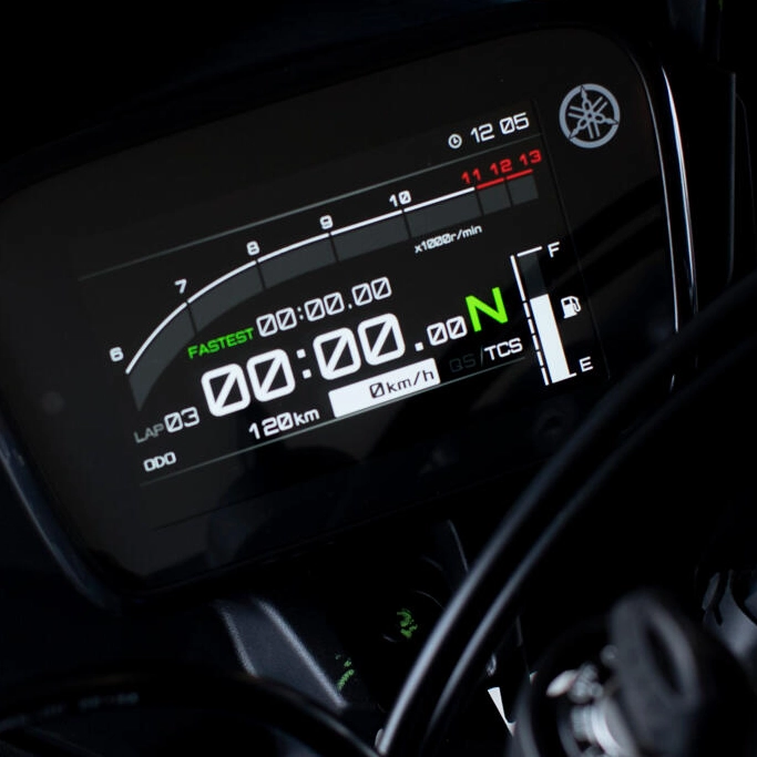 Tableau de bord LCD de la Yamaha R125 affichant les informations de conduite