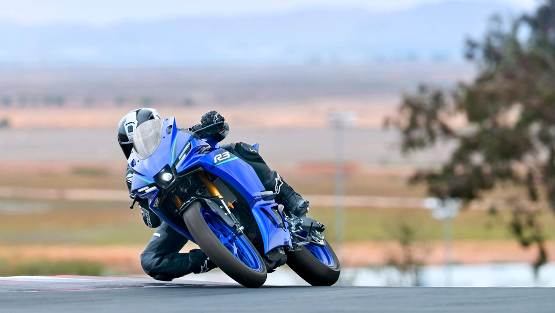 Vue latérale dynamique de la Yamaha R3 sur route