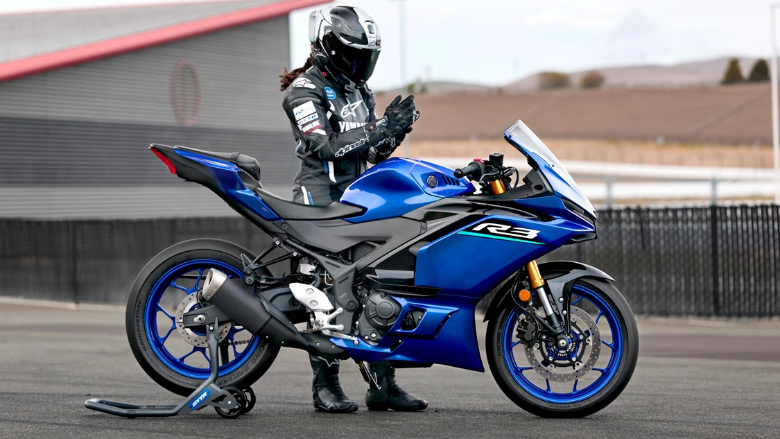 Yamaha R3 en virage sur circuit