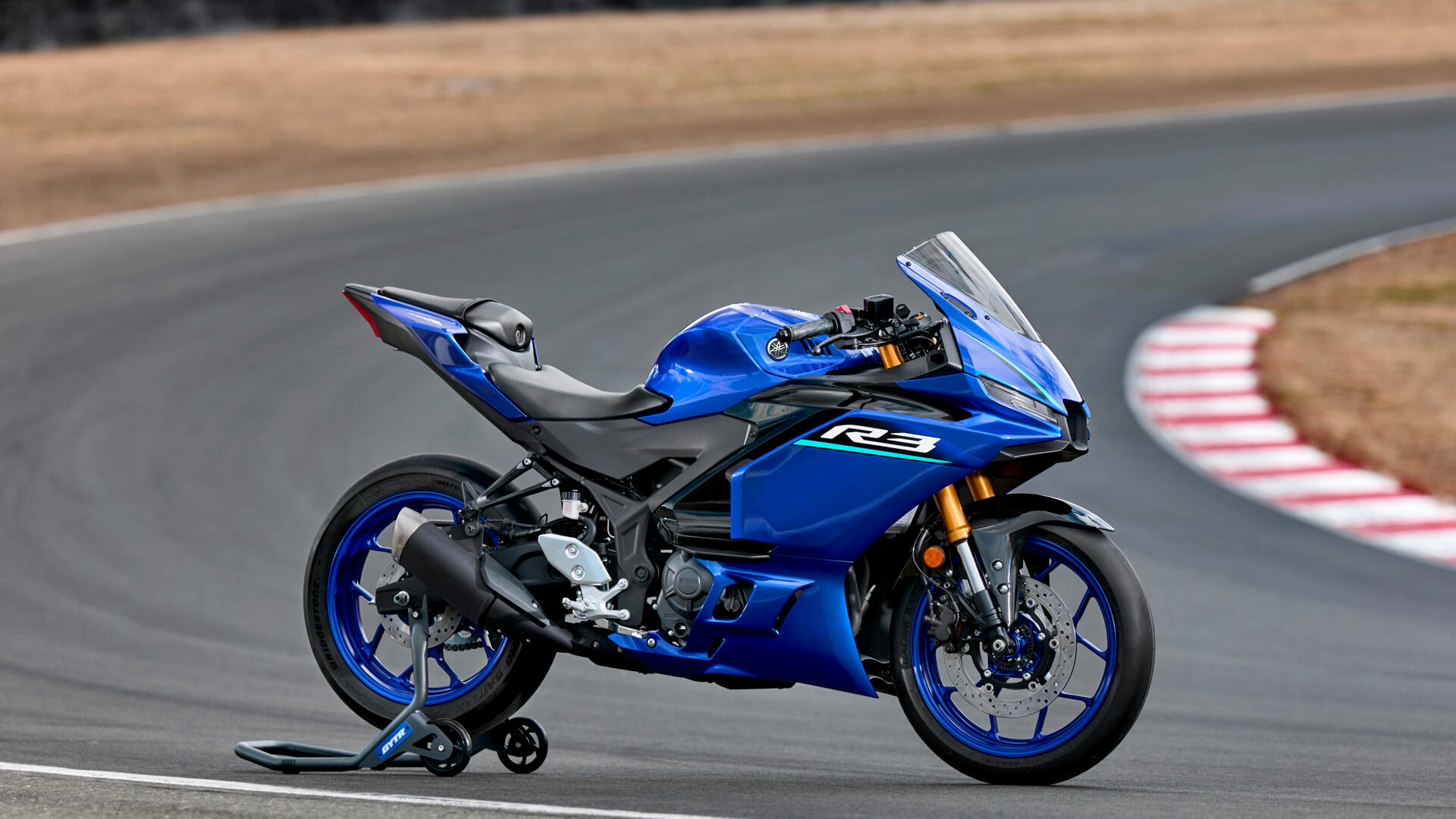 Yamaha R3 vue de trois-quarts avant en mouvement