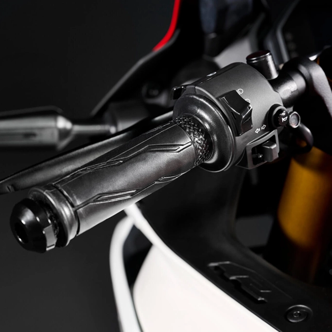 Yamaha R3 profil droit sur fond urbain