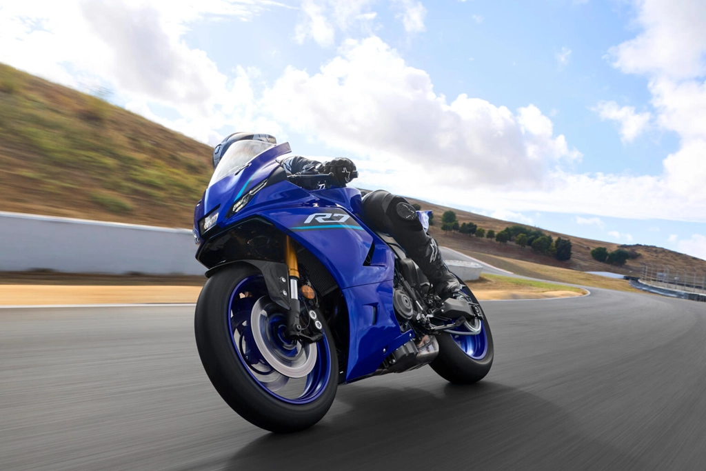 Yamaha R7 vue de face sur circuit